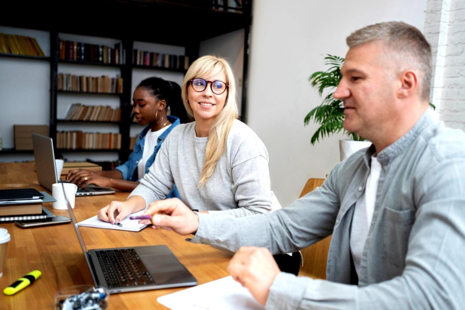 Formatore che dimostra tecniche di comunicazione non verbale durante una lezione pratica