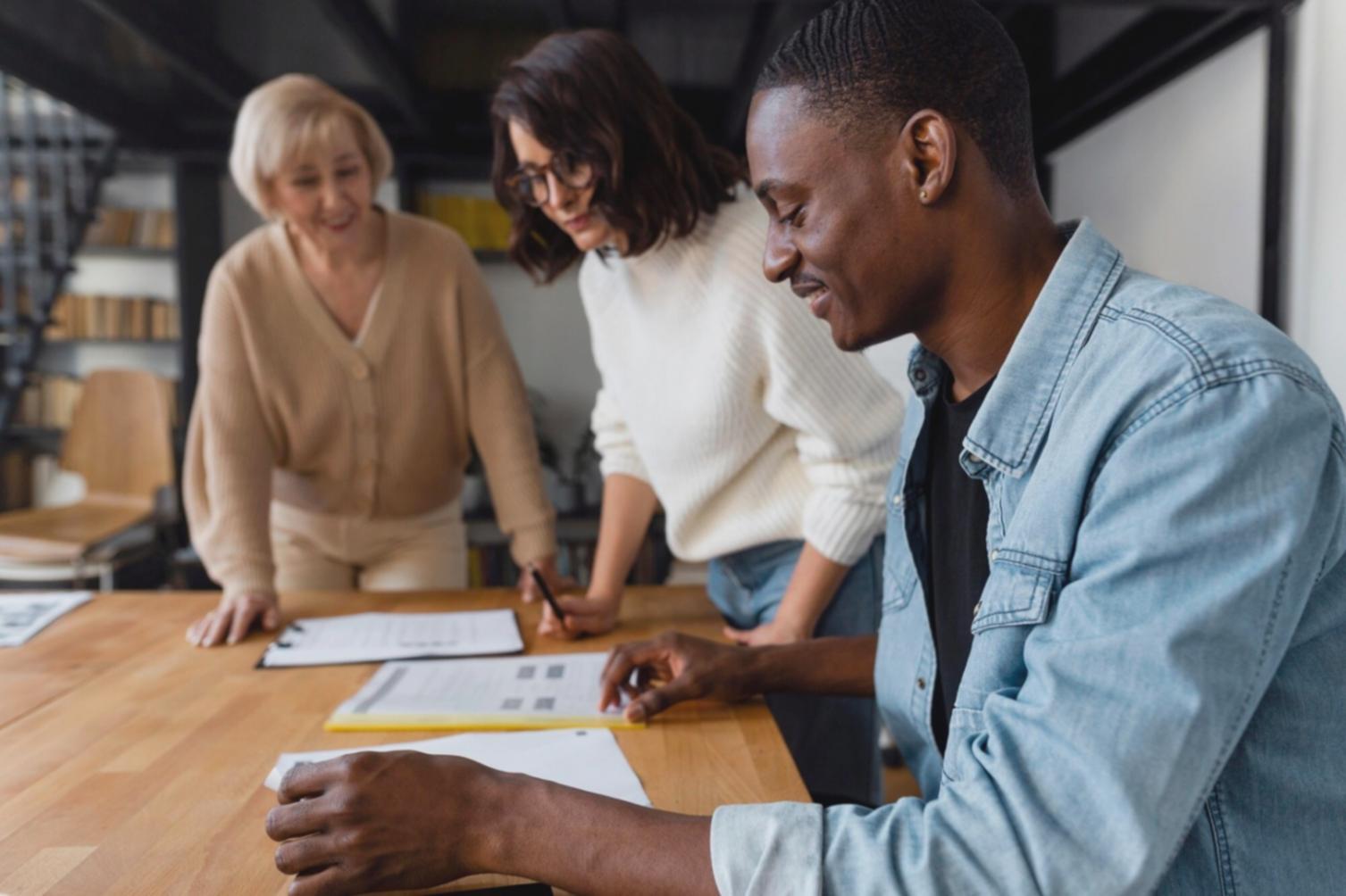 Sessione di comunicazione interpersonale con focus sull'ascolto attivo e comprensione reciproca