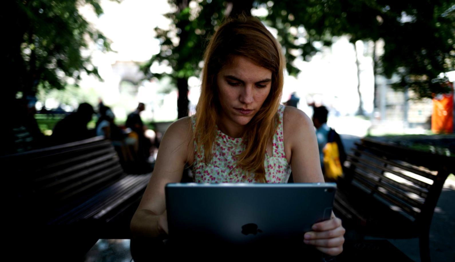 Persona che pratica tecniche di comunicazione efficace durante una sessione di formazione