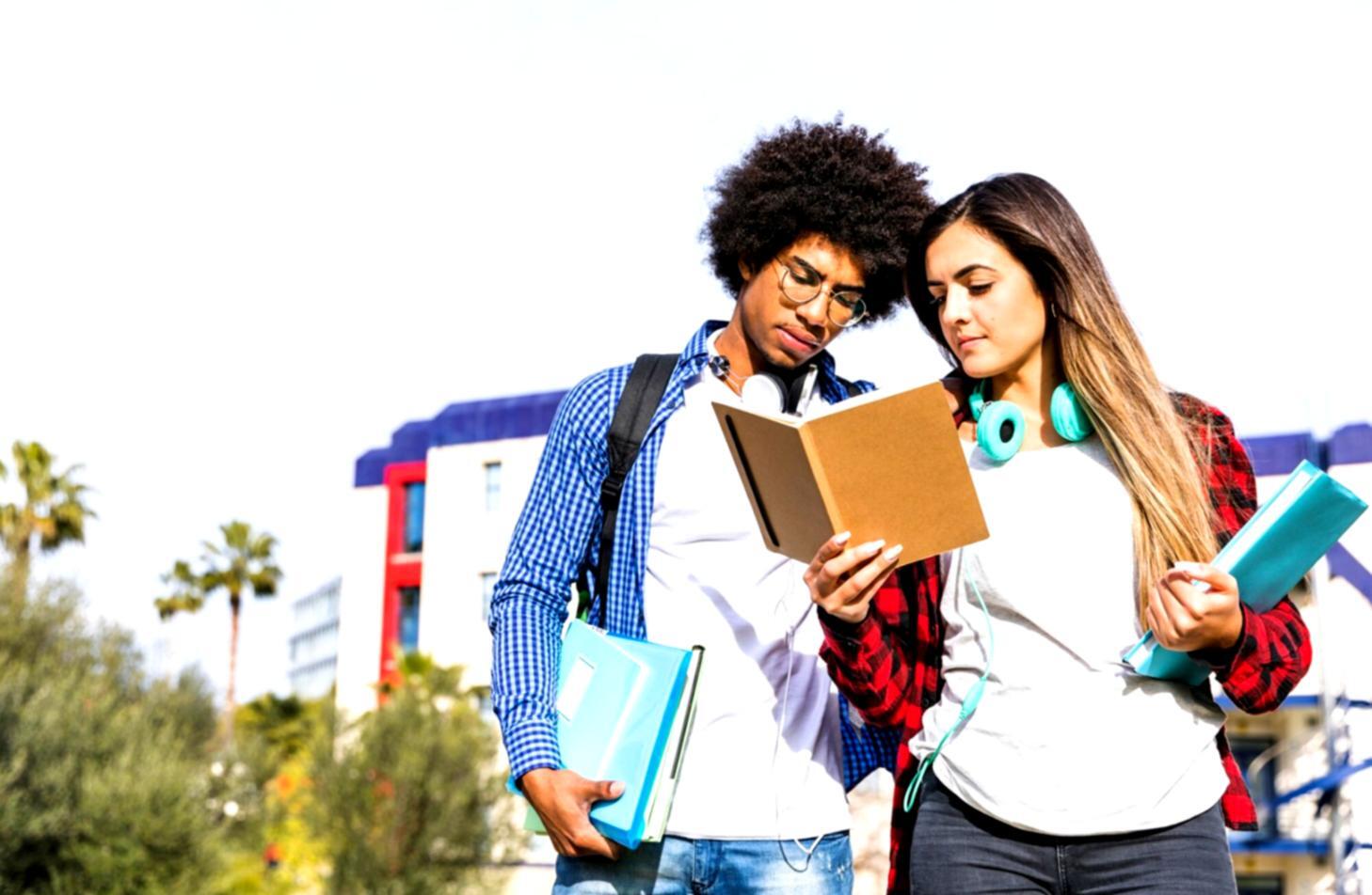 Professionista che applica tecniche di comunicazione persuasiva durante una presentazione aziendale